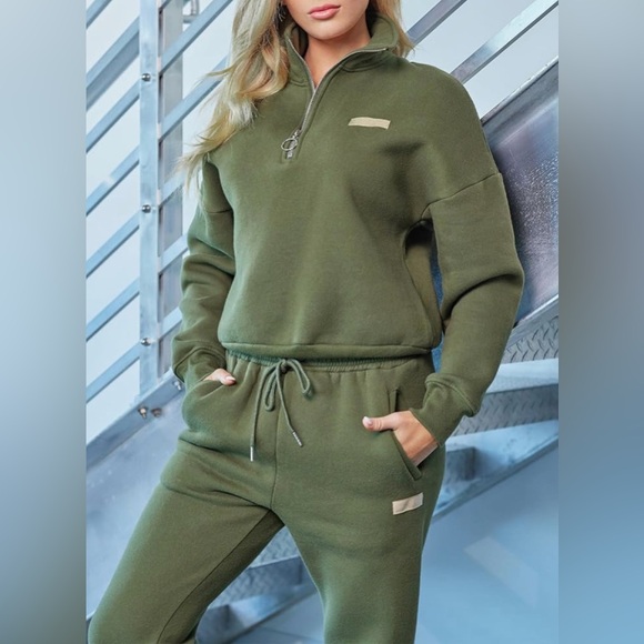 Lounge set. Very contemporary & comfy 💕; will be a fall regular. Size Large. - Picture 5 of 6